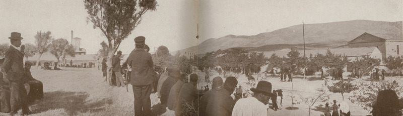 Θεατές στη διαδρομή του Μαραθωνίου δρόμου κατά τους Ολυμπιακούς Αγώνες στην Αθήνα, στα 1896