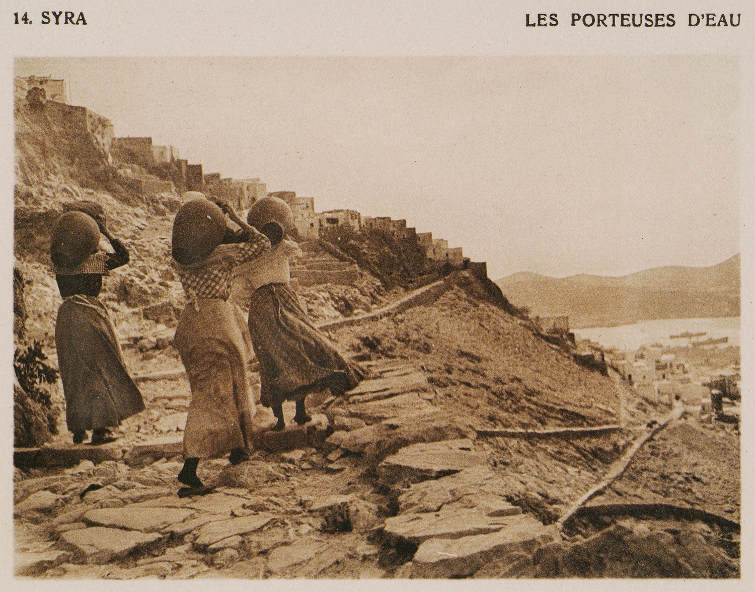 Άνω Σύρος-Γυναίκες που κουβαλούν νερό