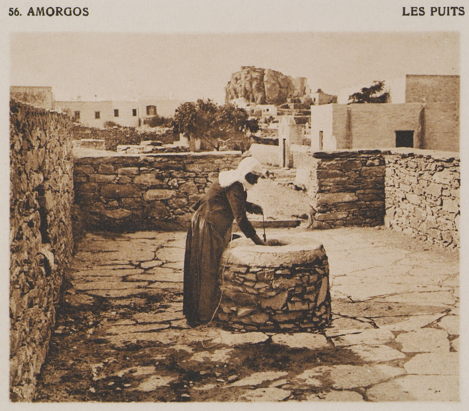 Γυναίκα ανασύρει νερό από πηγάδι στην Αμοργό