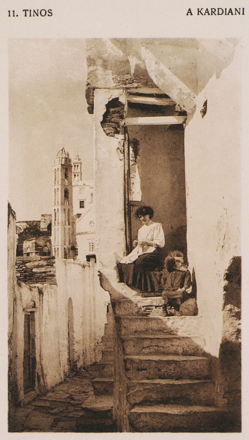 Γυναίκα που κεντάει στην Καρδιανή της Τήνου