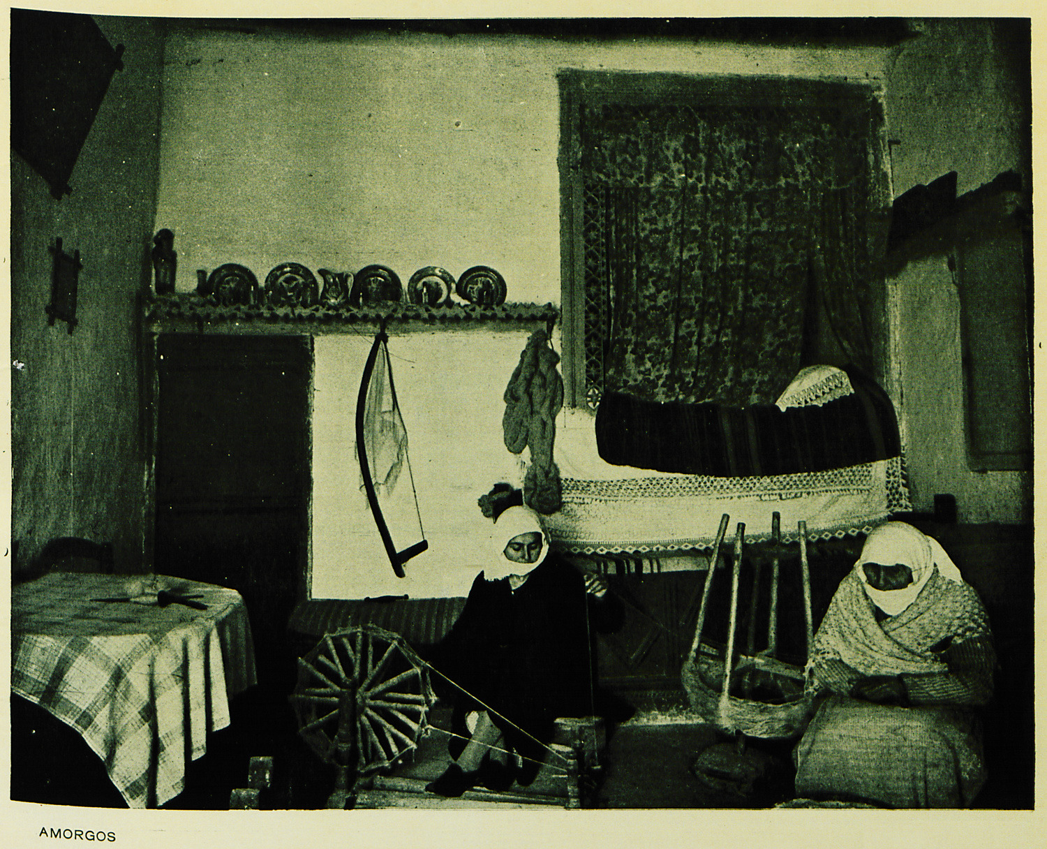 Γυναίκες της Αμοργού γνέθουν στην οικία τους