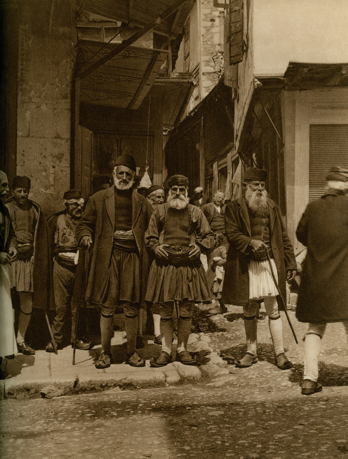 Κάτοικοι της Δημητσάνας με παραδοσιακές ενδυμασίες